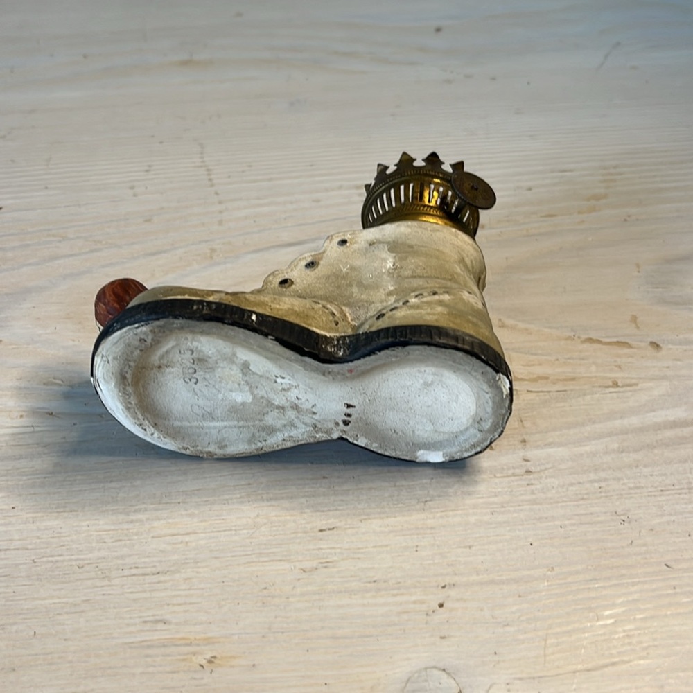 Vintage 1950-60's Little old women who lived in a shoe
Oil lamp Hand painted - Picture 6 of 6